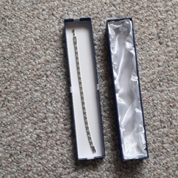 New Silvertone Fashion Bracelet - Picture 5 of 7